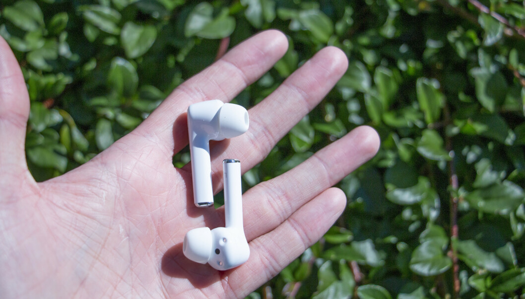 <strong>HUAWEI:</strong> Det ser kanskje sånn ut, men det er ikke AirPods Pro. Det er faktisk Freebuds 3i. Foto: Martin Kynningsrud Størbu <strong>HUAWEI:</strong> Det ser kanskje sånn ut, men det er ikke AirPods Pro. Det er faktisk Freebuds 3i. Foto: Martin Kynningsrud Størbu