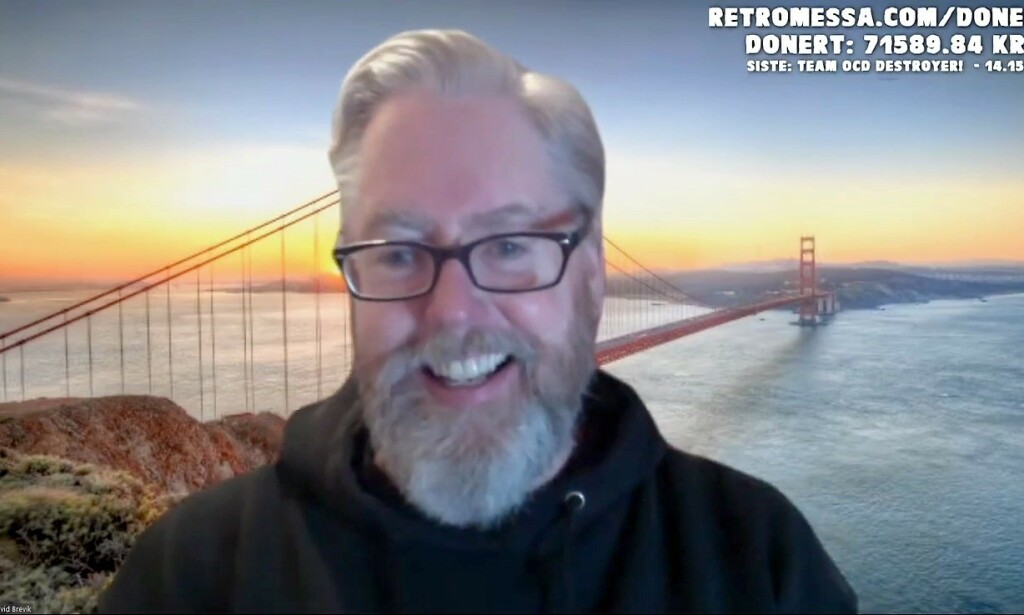 David Brevik prater med Retromessa med Golden Gate Bridge som bakgrunnsbilde. Men når han får høre at det finnes en Breviksbrua, lover han å vurdere et bytte. 📸: Retromessa David Brevik prater med Retromessa med Golden Gate Bridge som bakgrunnsbilde. Men når han får høre at det finnes en Breviksbrua, lover han å vurdere et bytte. 📸: Retromessa