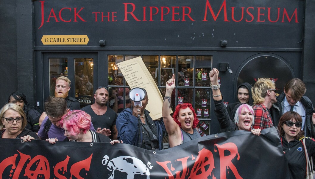 De kaller seg klassekrigere, og de demonstrerer mot gentrifisering av tidligere arbeiderstrøk i Øst-London. Da Jack the Ripper-museet åpnet, fikk de følge av kvinnesaksgrupper. Foto: Guy Bell/REX/NTB Scanpix De kaller seg klassekrigere, og de demonstrerer mot gentrifisering av tidligere arbeiderstrøk i Øst-London. Da Jack the Ripper-museet åpnet, fikk de følge av kvinnesaksgrupper. Foto: Guy Bell/REX/NTB Scanpix