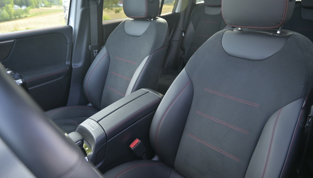 <strong>HALVSPORTY:</strong> AMG betyr røde sømmer i behagelige men ikke overdrevent designede sportsstoler. Fake skinn koster ekstra og elektrisk betjening, koster ekstra. Foto: Rune M. Nesheim <strong>HALVSPORTY:</strong> AMG betyr røde sømmer i behagelige men ikke overdrevent designede sportsstoler. Fake skinn koster ekstra og elektrisk betjening, koster ekstra. Foto: Rune M. Nesheim