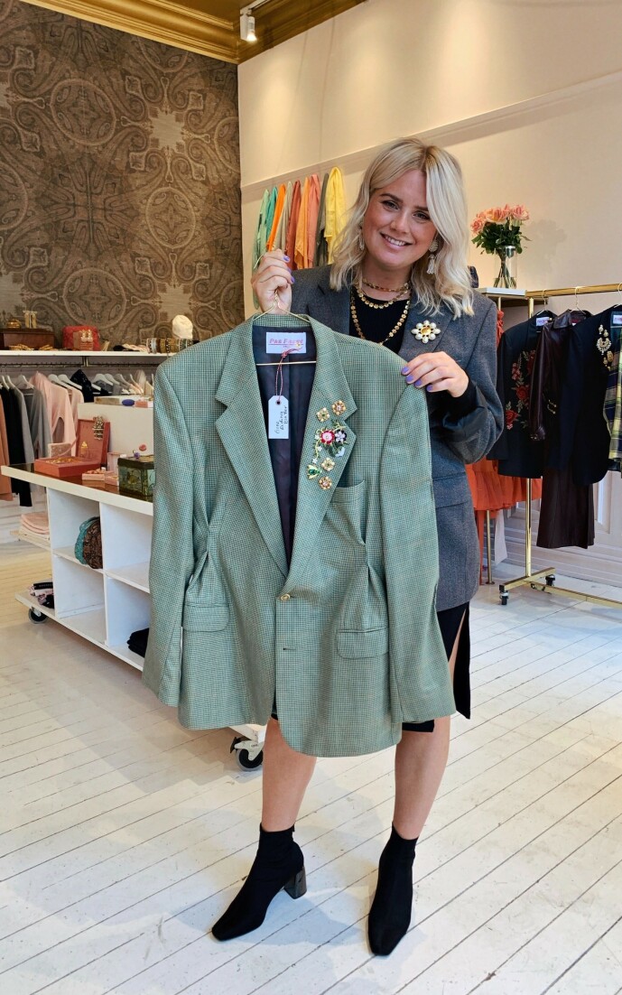 Anette Ousdal viser frem morfarens gamle blazer. Foto: Malin Gaden Anette Ousdal viser frem morfarens gamle blazer. Foto: Malin Gaden