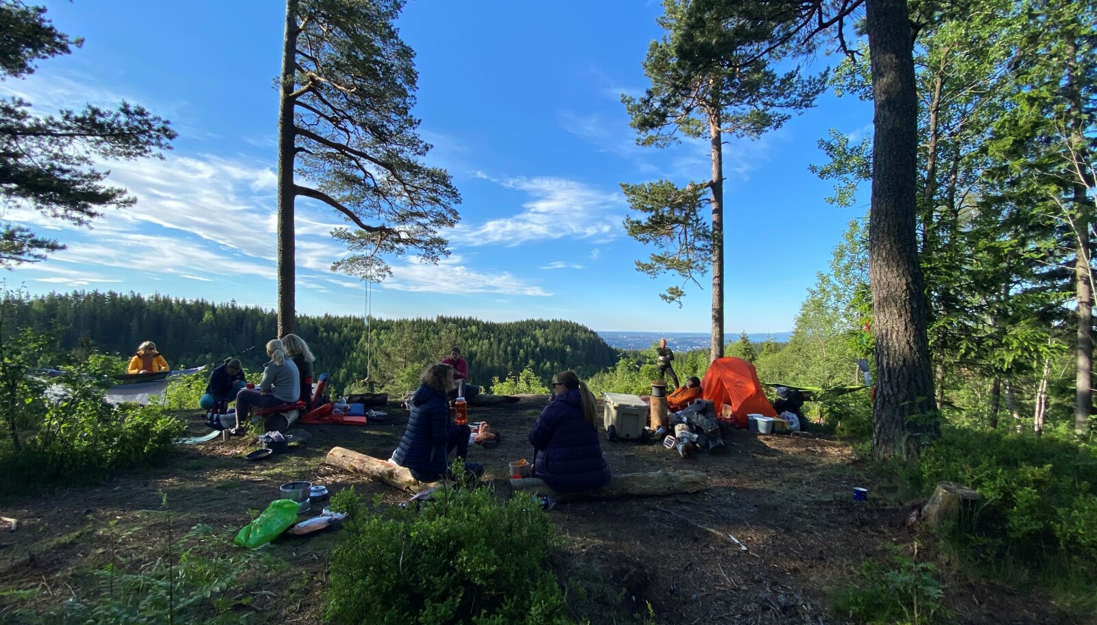 UTE I DET FRI: Mens du rigger til teltplass, fikser kokkene våre fra Oslo Outdoor middag på bålet! FOTO: Elisa Røtterud UTE I DET FRI: Mens du rigger til teltplass, fikser kokkene våre fra Oslo Outdoor middag på bålet! FOTO: Elisa Røtterud