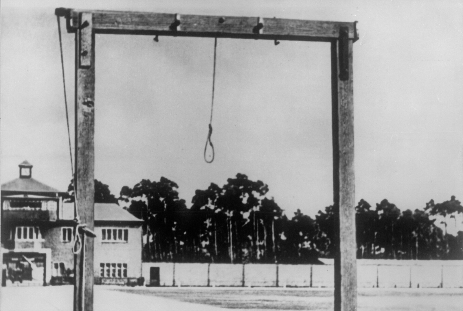 <strong>GALGEN:</strong> Når Torstein og de andre fangene så at galgen var plassert på appellplassen, visste de at kvelden kom til å bli lang. Dette bildet er tatt i 1960 i Sachsenhausen. FOTO: NTB scanpix <strong>GALGEN:</strong> Når Torstein og de andre fangene så at galgen var plassert på appellplassen, visste de at kvelden kom til å bli lang. Dette bildet er tatt i 1960 i Sachsenhausen. FOTO: NTB scanpix