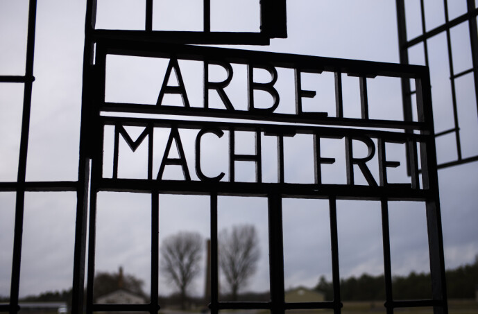 <strong>ARBEID GJØR FRI:</strong> Disse portene i den tyske konsentrasjonsleiren Sachsenhausen gikk nordmannen Torstein Axelsen gjennom i to år, fra 1943 til 1945. FOTO: NTB scanpix <strong>ARBEID GJØR FRI:</strong> Disse portene i den tyske konsentrasjonsleiren Sachsenhausen gikk nordmannen Torstein Axelsen gjennom i to år, fra 1943 til 1945. FOTO: NTB scanpix