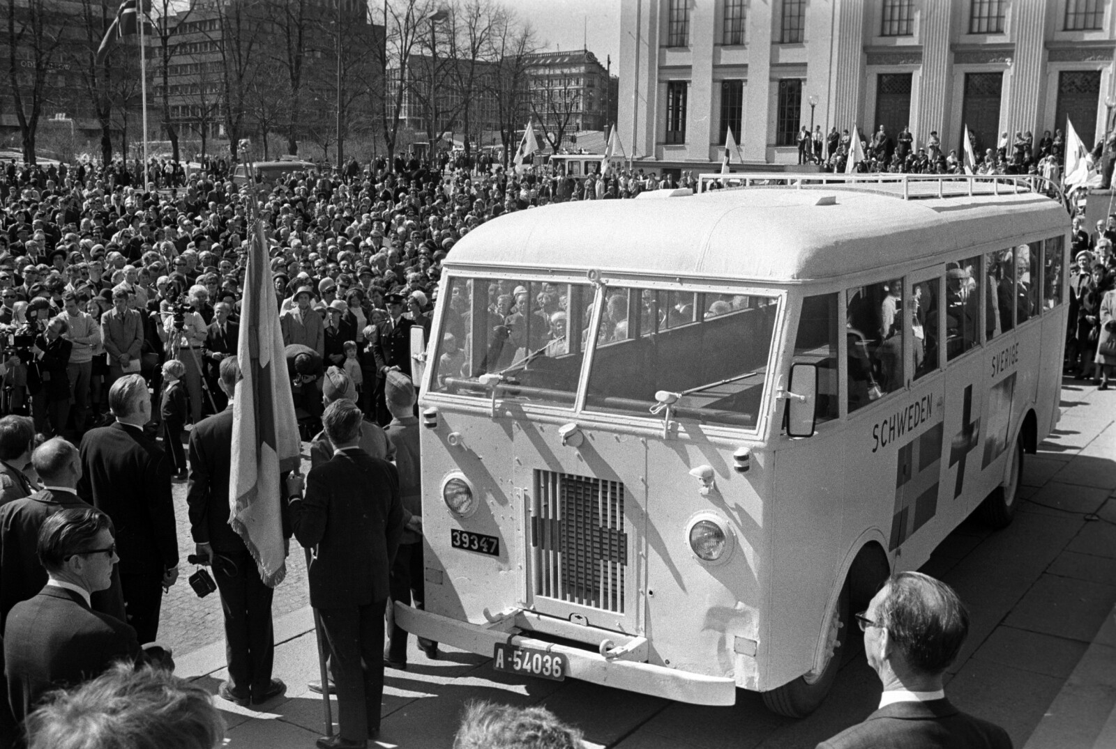 <strong>MARKERING:</strong> 25-årsjubileet for frigjøringen i 1970, ble markert på Universitetsplassen i Oslo. Bussene, som ble brukt til frakte krigsfanger ut fra fangeleirene i Europa, ble gitt til Norge av Bernadotteforbundet. Det var en slik buss Torstein kom hjem i. FOTO: NTB scanpix <strong>MARKERING:</strong> 25-årsjubileet for frigjøringen i 1970, ble markert på Universitetsplassen i Oslo. Bussene, som ble brukt til frakte krigsfanger ut fra fangeleirene i Europa, ble gitt til Norge av Bernadotteforbundet. Det var en slik buss Torstein kom hjem i. FOTO: NTB scanpix