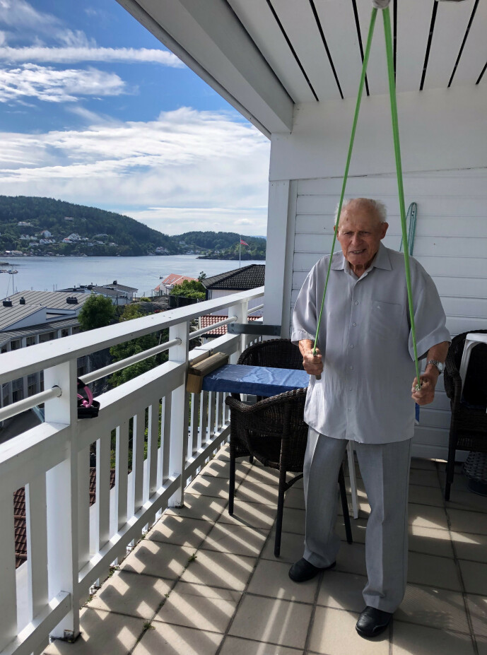 <strong>TRENING:</strong> For å holde hodet og kroppen i gang, trener Torstein med hjemmelagde treningsapparater 30 minutter hver dag - i tillegg til at han løser kryssord. FOTO: Malini Gaare Bjørnstad <strong>TRENING:</strong> For å holde hodet og kroppen i gang, trener Torstein med hjemmelagde treningsapparater 30 minutter hver dag - i tillegg til at han løser kryssord. FOTO: Malini Gaare Bjørnstad