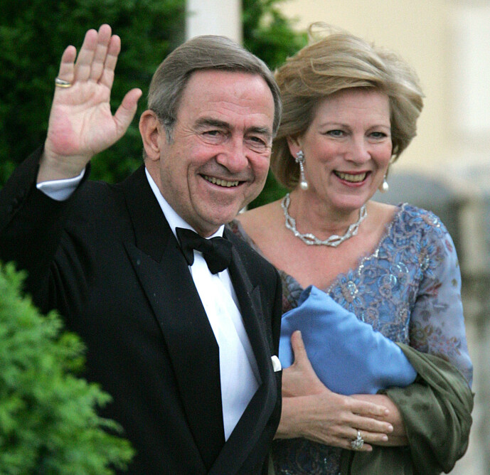 <strong>MÅTTE FORLATE LANDET:</strong> I 1967 måtte kong Constantin II og kona Anne-Marie forlate Hellas etter et mislykket motkupp mot militærjuntaen som hadde tatt over kontroll i landet. Her er de avbildet i 2004. Foto: NTB Scanpix <strong>MÅTTE FORLATE LANDET:</strong> I 1967 måtte kong Constantin II og kona Anne-Marie forlate Hellas etter et mislykket motkupp mot militærjuntaen som hadde tatt over kontroll i landet. Her er de avbildet i 2004. Foto: NTB Scanpix