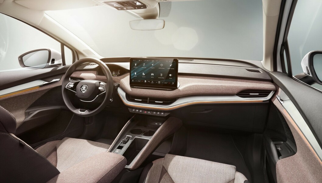 <strong>ET HAKK OPP:</strong> Dette er noe helt annet enn vi er vant med fra Skoda. Den store 15-tommeren er dominerende og kun et fåtall knapper er igjen. Legg merke til det toeikede rattet. Foto. Skoda <strong>ET HAKK OPP:</strong> Dette er noe helt annet enn vi er vant med fra Skoda. Den store 15-tommeren er dominerende og kun et fåtall knapper er igjen. Legg merke til det toeikede rattet. Foto. Skoda