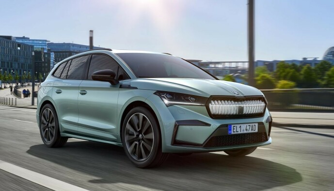 <strong>SINT:</strong> Fronten på enkelte utgaver har et sint uttrykk, og en opplyst grill. Foto: Skoda <strong>SINT:</strong> Fronten på enkelte utgaver har et sint uttrykk, og en opplyst grill. Foto: Skoda
