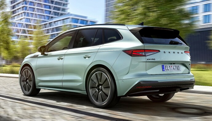 <strong>FORMFIN:</strong> Den ser både kraftig og maskulin ut. Bagasjerommet er 585 liter. Foto: Skoda <strong>FORMFIN:</strong> Den ser både kraftig og maskulin ut. Bagasjerommet er 585 liter. Foto: Skoda