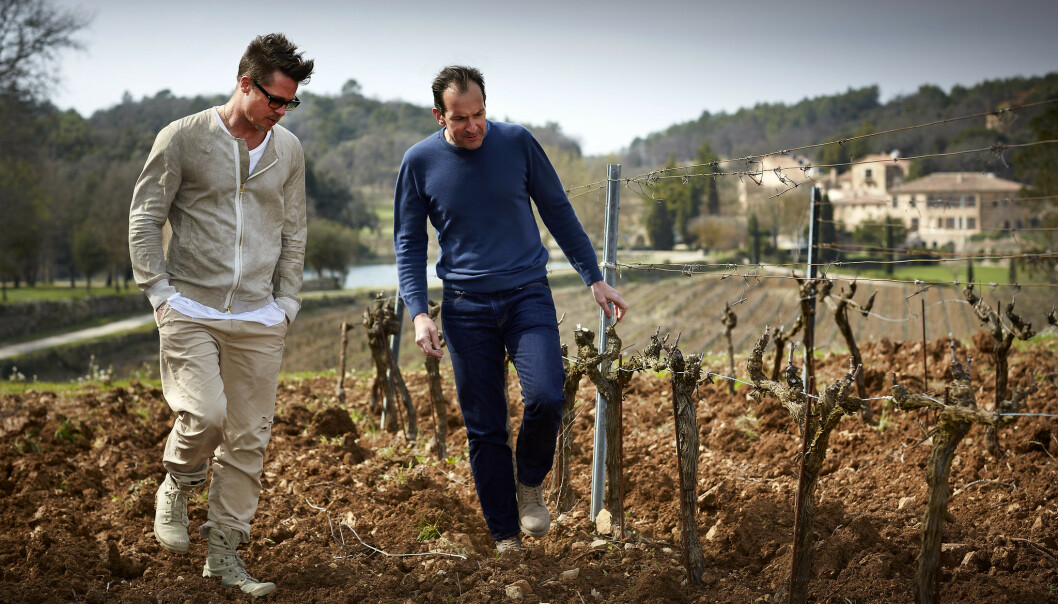 <strong>IKKE BARE ANSIKT UTAD:</strong> Brad Pitt skal være svært engasjert i produksjonen av Miraval-vin - og den nye champagnen. Her er han sammen med Marc Perrin mellom vinrankene på Chateau Miraval. Foto: Perrin <strong>IKKE BARE ANSIKT UTAD:</strong> Brad Pitt skal være svært engasjert i produksjonen av Miraval-vin - og den nye champagnen. Her er han sammen med Marc Perrin mellom vinrankene på Chateau Miraval. Foto: Perrin