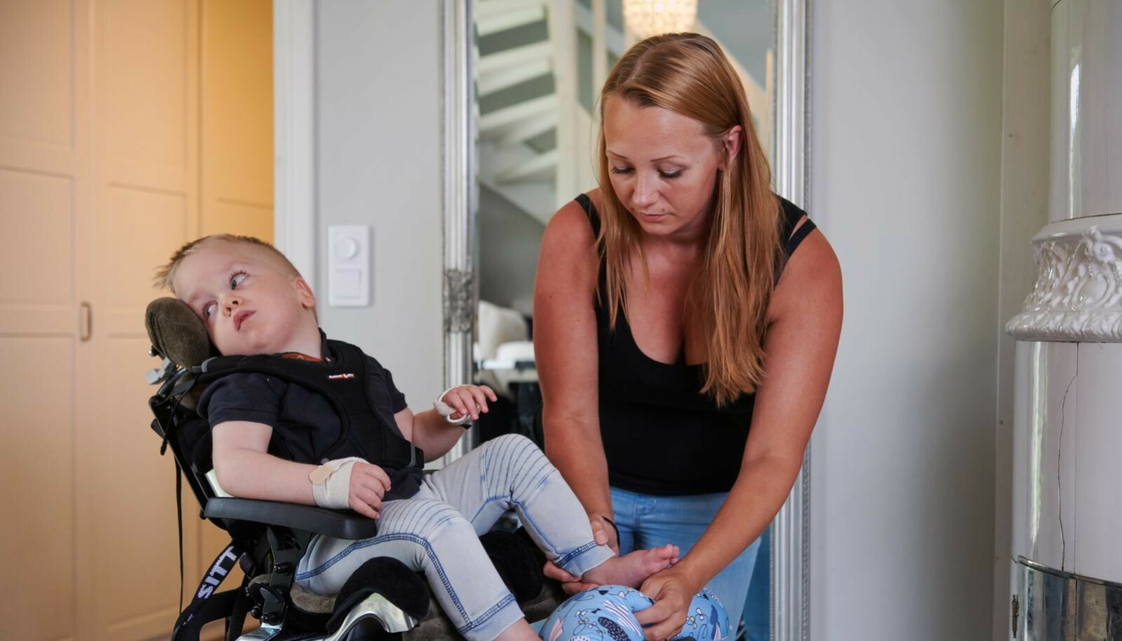 <strong>ANNERLEDES LIV:</strong> Elton fikk store skader da han ble smittet av herpes under fødselen. Mamma Malin er hjemme med ham på full tid. FOTO: Tommy Hvitfeldt/Allas <strong>ANNERLEDES LIV:</strong> Elton fikk store skader da han ble smittet av herpes under fødselen. Mamma Malin er hjemme med ham på full tid. FOTO: Tommy Hvitfeldt/Allas