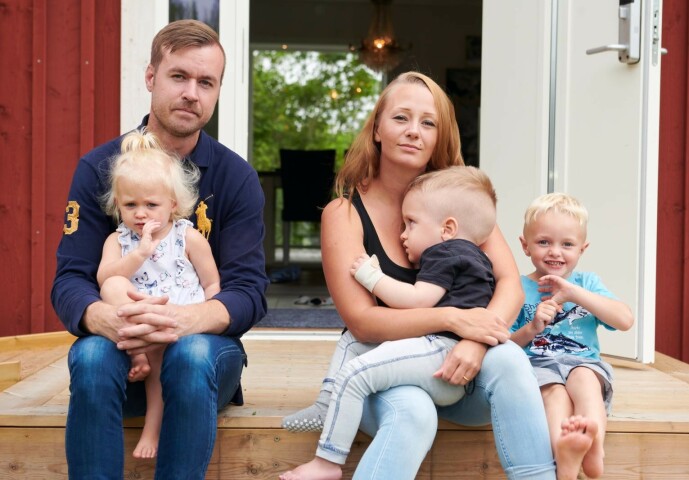 <strong>GLEDE I SORGEN:</strong> Malin og Calle med barna Linelle (1,5 år), Elton (3) og Louie (4 ). I tillegg har Malin to barn fra et tidligere forhold, som er 11 og ni år. FOTO: Tommy Hvitfeldt/Allas <strong>GLEDE I SORGEN:</strong> Malin og Calle med barna Linelle (1,5 år), Elton (3) og Louie (4 ). I tillegg har Malin to barn fra et tidligere forhold, som er 11 og ni år. FOTO: Tommy Hvitfeldt/Allas