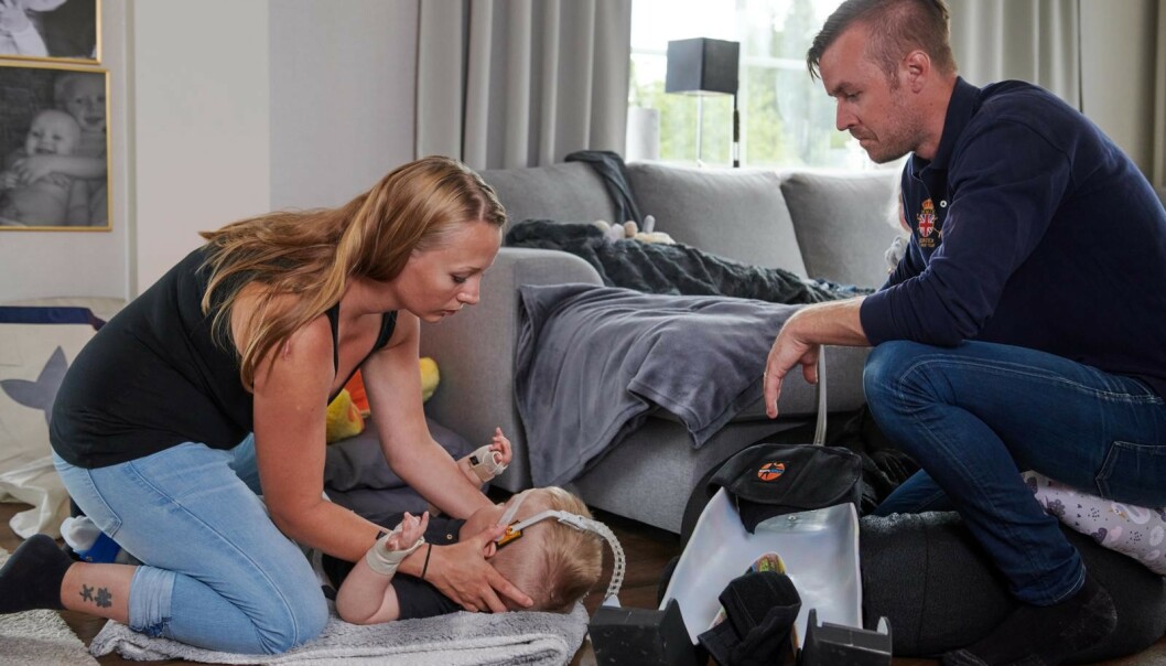 <strong>PLEIETRENGENDE:</strong> Malin er hjemme med Elton på fulltid. Sønnen trenger hjelp med alt han skal. Sammen har Malin og mannen hennes Calle tre barn. FOTO: Tommy Hvitfeldt/Allas <strong>PLEIETRENGENDE:</strong> Malin er hjemme med Elton på fulltid. Sønnen trenger hjelp med alt han skal. Sammen har Malin og mannen hennes Calle tre barn. FOTO: Tommy Hvitfeldt/Allas
