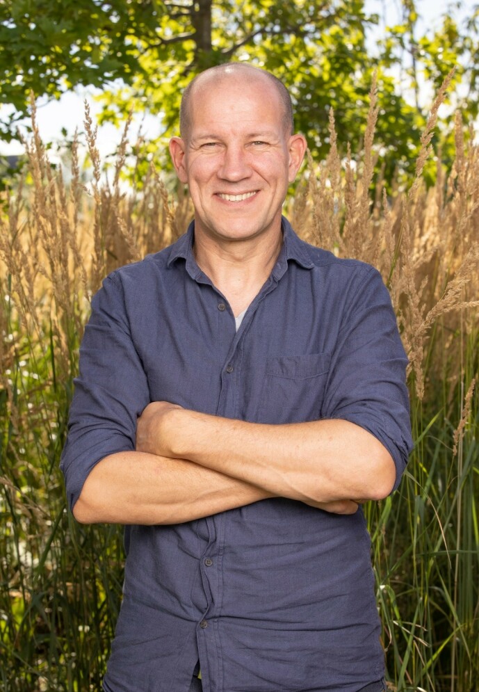 <strong>TVIHOLDT PÅ TV-KARRIEREN:</strong> Henrik Elvestad forklarer at han opprinnelig skulle vært på tv i disse dager med en programserie. Den ble utsatt grunnet corona. Foto: Morten Bendiksen/ TVNorge <strong>TVIHOLDT PÅ TV-KARRIEREN:</strong> Henrik Elvestad forklarer at han opprinnelig skulle vært på tv i disse dager med en programserie. Den ble utsatt grunnet corona. Foto: Morten Bendiksen/ TVNorge