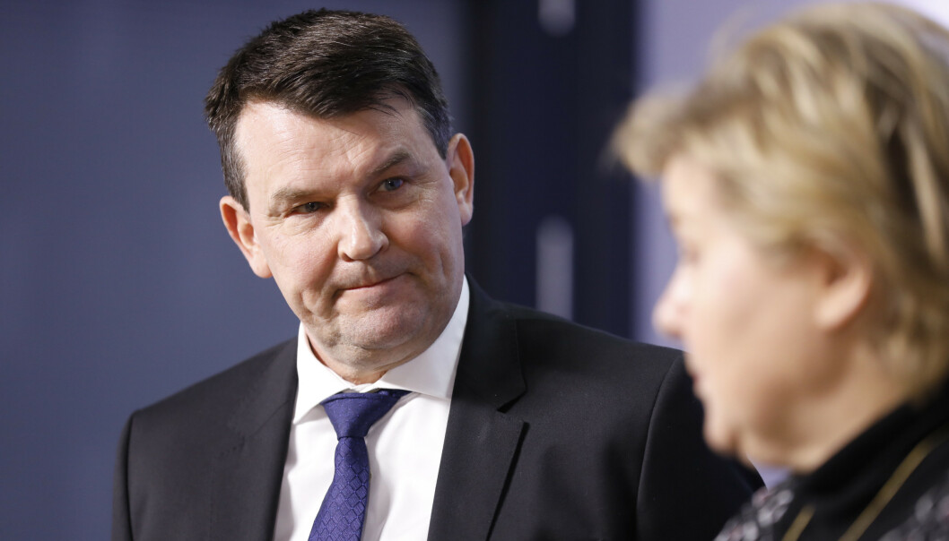 Torsdag 28. mars endret Politiets sikkerhetstjeneste Laila Anita Bertheussens status fra fornærmet til mistenkt i samtlige saker. Samme dag gikk hennes samboer Tor Mikkel Wara av som justisminister. Her fra pressekonferansen der statsministeren opplyste om avgangen. Foto: Gorm Kallestad / NTB scanpix Torsdag 28. mars endret Politiets sikkerhetstjeneste Laila Anita Bertheussens status fra fornærmet til mistenkt i samtlige saker. Samme dag gikk hennes samboer Tor Mikkel Wara av som justisminister. Her fra pressekonferansen der statsministeren opplyste om avgangen. Foto: Gorm Kallestad / NTB scanpix