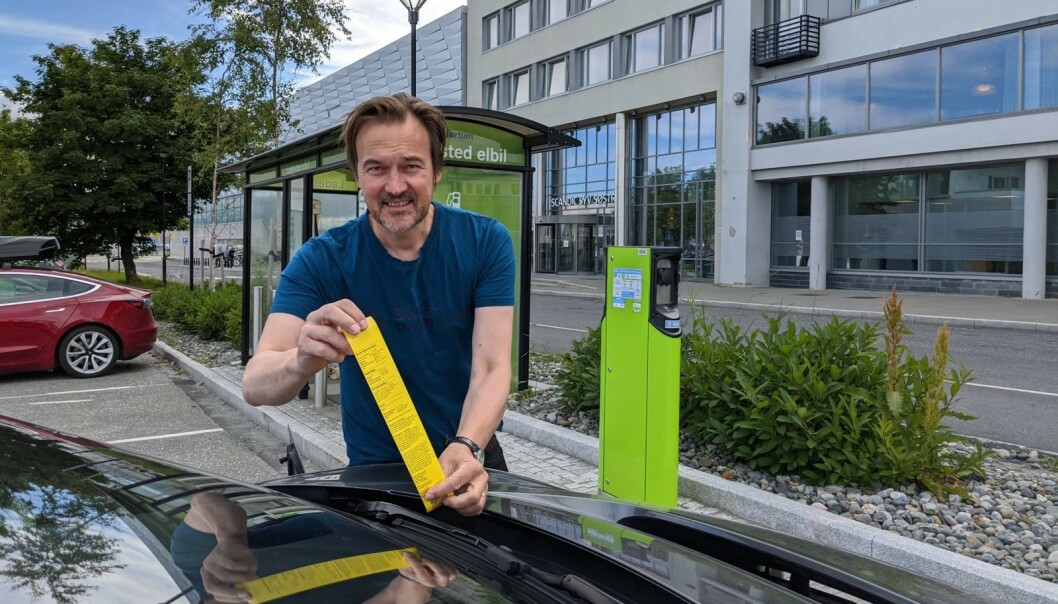 <strong>PARKERINGSBOT:</strong> Elbil24 la ut på bilferie og endte opp med å få 600 kroner i bot mens vi ladet elbil på Forum Charge & Drive. På stedet måtte vi betale både for lading og parkering. FOTO: JAN THORESEN <strong>PARKERINGSBOT:</strong> Elbil24 la ut på bilferie og endte opp med å få 600 kroner i bot mens vi ladet elbil på Forum Charge & Drive. På stedet måtte vi betale både for lading og parkering. FOTO: JAN THORESEN