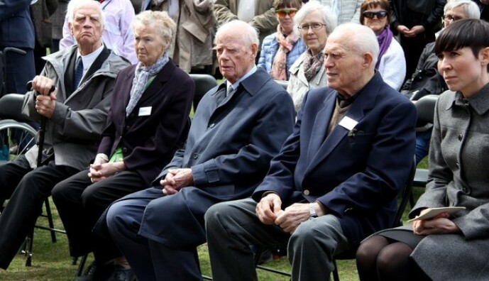 <strong>TILBAKE:</strong> Torstein Axelsen ved siden av daværende forsvarsminister Ine Eriksen Søreide, under en minnemarkering i Sachsenhausen i 2015. Mannen ved Torsteins side er Bernt H. Lund, som er den andre eneste norske overlevende fra konsentrasjonsleiren. Magnhild Bråthen (to t.v.) satt i kvinneleiren Ravensbrück. Sigurd Syversen (t.v.) satt også i Sachsenhausen. Begge døde i 2016. FOTO: Marita Hundershagen // Forsvarsdepartementet <strong>TILBAKE:</strong> Torstein Axelsen ved siden av daværende forsvarsminister Ine Eriksen Søreide, under en minnemarkering i Sachsenhausen i 2015. Mannen ved Torsteins side er Bernt H. Lund, som er den andre eneste norske overlevende fra konsentrasjonsleiren. Magnhild Bråthen (to t.v.) satt i kvinneleiren Ravensbrück. Sigurd Syversen (t.v.) satt også i Sachsenhausen. Begge døde i 2016. FOTO: Marita Hundershagen // Forsvarsdepartementet