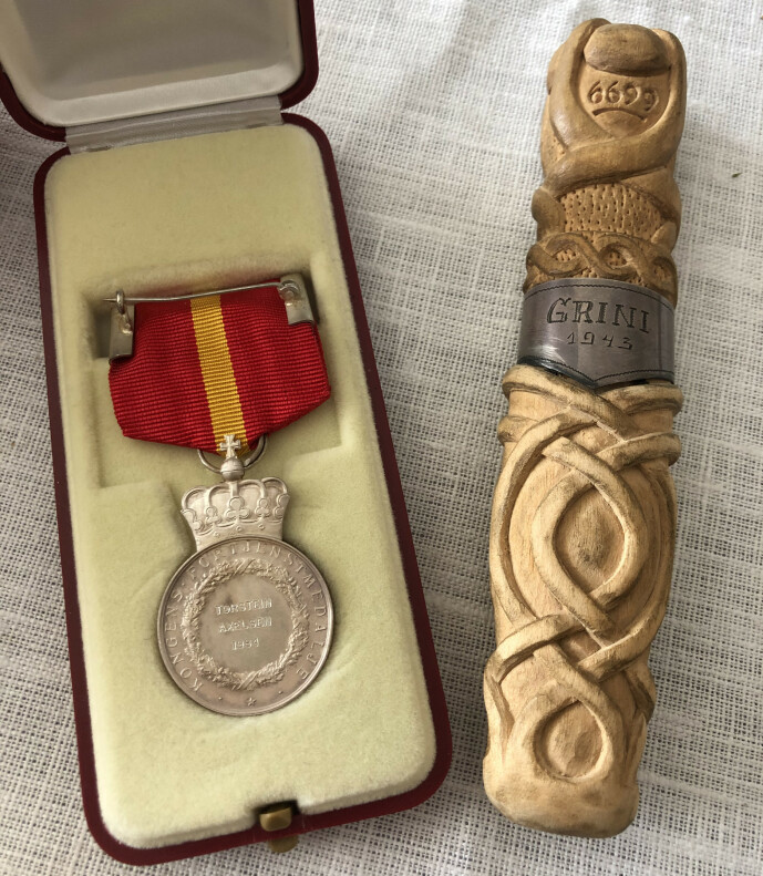 <strong>MINNER:</strong> I 1984 fikk Torstein kongens Kongens fortjenstmedalje i sølv. - Den ligger i en skuff. Jeg går aldri med den. Det er vel et tegn på at man ikke var dum, og valgte galt, sier Torstein til KK. Knivsliren i tre spikket Torstein under oppholdet på Grini. FOTO: Malini Gaare Bjørnstad <strong>MINNER:</strong> I 1984 fikk Torstein kongens Kongens fortjenstmedalje i sølv. - Den ligger i en skuff. Jeg går aldri med den. Det er vel et tegn på at man ikke var dum, og valgte galt, sier Torstein til KK. Knivsliren i tre spikket Torstein under oppholdet på Grini. FOTO: Malini Gaare Bjørnstad