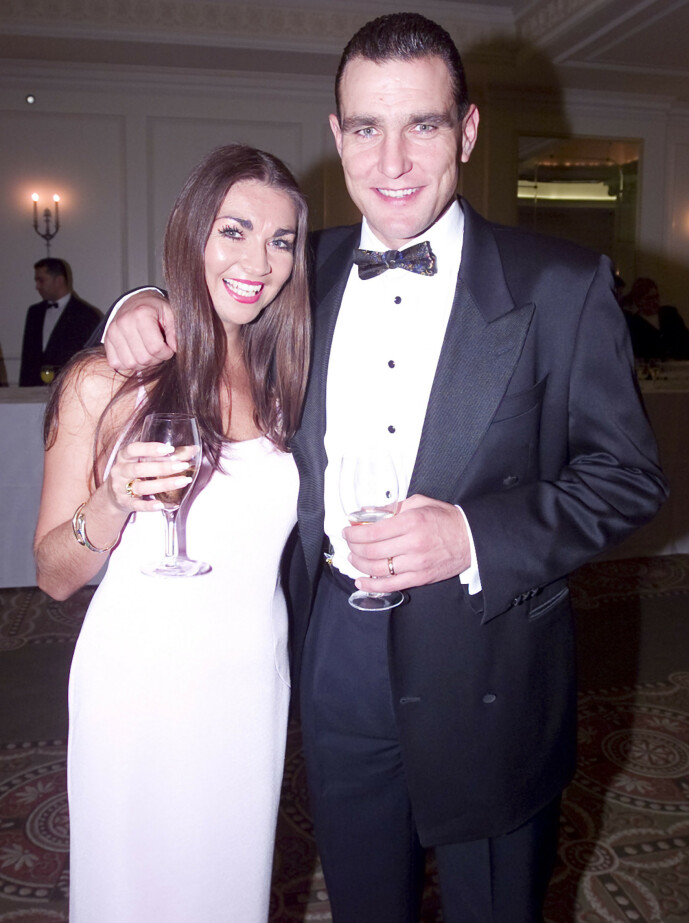 <strong>DYPT ÆRLIG:</strong> Vinnie Jones forteller i boka at han holdt rundt kona da hun døde. Her er de sammen på Evening Standard Film Awards i februar 2000. Foto: NTB scanpix <strong>DYPT ÆRLIG:</strong> Vinnie Jones forteller i boka at han holdt rundt kona da hun døde. Her er de sammen på Evening Standard Film Awards i februar 2000. Foto: NTB scanpix