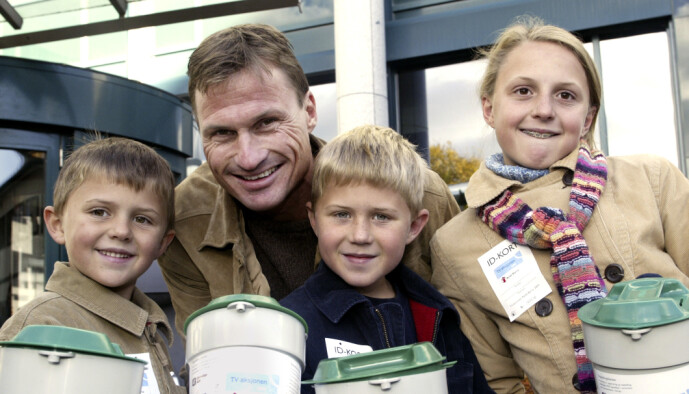 <strong>HARDE KÅR:</strong> Emilie Stordalen forteller at barndommen lærte henne at man må klare seg alene. Her avbildet med pappa Petter og brødrene (f.v.) Jacob og Henrik i 2003. Foto: NTB scanpix <strong>HARDE KÅR:</strong> Emilie Stordalen forteller at barndommen lærte henne at man må klare seg alene. Her avbildet med pappa Petter og brødrene (f.v.) Jacob og Henrik i 2003. Foto: NTB scanpix