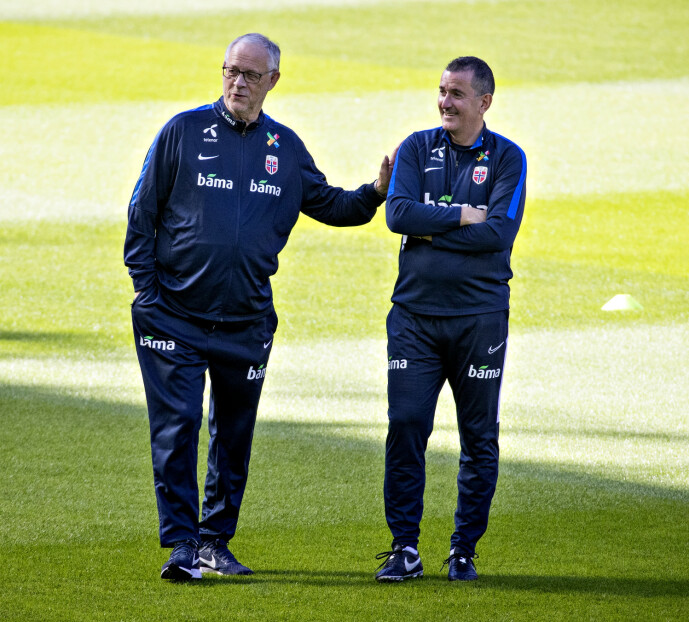 <strong>HUMØRET PÅ TOPP:</strong> - Alle har det bra nå, sier Lars Lagerbäck om familien. Til høyre: Assistenttrener Per Joar Hansen. Foto: Bjørn Langsem <strong>HUMØRET PÅ TOPP:</strong> - Alle har det bra nå, sier Lars Lagerbäck om familien. Til høyre: Assistenttrener Per Joar Hansen. Foto: Bjørn Langsem