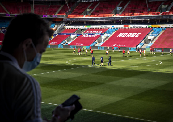 <strong>ALVOR PÅ ULLEVAAL:</strong> Lars Lagerbäck og Norge gjennomførte den siste treninga på Ullevaal i går. I kveld venter Østerrike uten tilskuere. Journalister som følger landslaget må bruke munnbind. Foto: Bjørn Langsem <strong>ALVOR PÅ ULLEVAAL:</strong> Lars Lagerbäck og Norge gjennomførte den siste treninga på Ullevaal i går. I kveld venter Østerrike uten tilskuere. Journalister som følger landslaget må bruke munnbind. Foto: Bjørn Langsem
