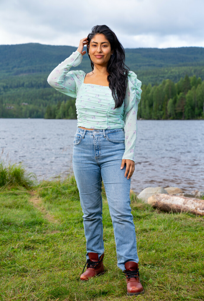 <strong>FØRSTE GANG:</strong> Sanna Khursheed forteller at hun aldri har vært på gård, og gruer seg til hverdagen på «Farmen» uten de essensielle hygieneproduktene. Foto: Alex Iversen / TV 2 <strong>FØRSTE GANG:</strong> Sanna Khursheed forteller at hun aldri har vært på gård, og gruer seg til hverdagen på «Farmen» uten de essensielle hygieneproduktene. Foto: Alex Iversen / TV 2