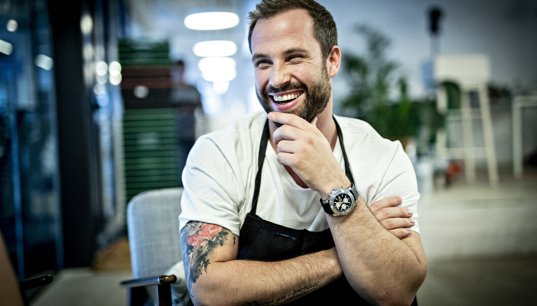 <strong>MATFAGLIG ALIBI:</strong> Adam Bjerk har vist at han kan være både folkelig, gjennom Adams Matkasse - og helt på topp kulinarisk, gjennom Årets Kokk. Her i Adams Matkassers lokaler i Oslo et par år tilbake. Foto: Bjørn Langsem / Dagbladet. <strong>MATFAGLIG ALIBI:</strong> Adam Bjerk har vist at han kan være både folkelig, gjennom Adams Matkasse - og helt på topp kulinarisk, gjennom Årets Kokk. Her i Adams Matkassers lokaler i Oslo et par år tilbake. Foto: Bjørn Langsem / Dagbladet.
