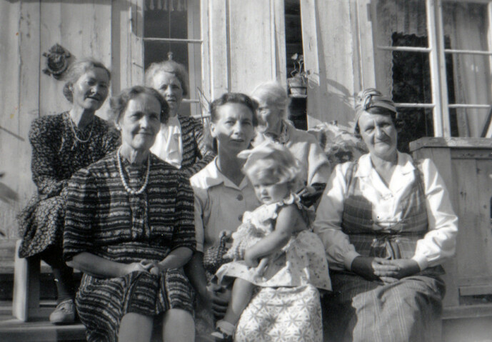 LITEN MAMMA. Lindas mamma på fanget til moren sin, som toåring. FOTO: Privat LITEN MAMMA. Lindas mamma på fanget til moren sin, som toåring. FOTO: Privat