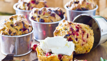 Tyttebær-scones med sjokolade og nøtter Tyttebær-scones med sjokolade og nøtter