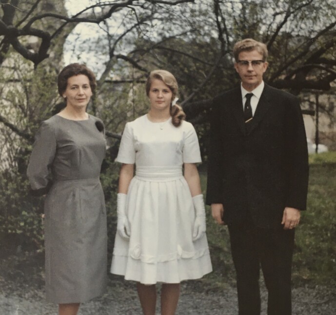 <strong>FAMILIEBÅND:</strong> Lindas mamma på konfirmasjonsdagen sin, mellom foreldrene. Ifølge Linda er de alle formet av at morens år på barnehjemmet ble fortiet. FOTO: Privat <strong>FAMILIEBÅND:</strong> Lindas mamma på konfirmasjonsdagen sin, mellom foreldrene. Ifølge Linda er de alle formet av at morens år på barnehjemmet ble fortiet. FOTO: Privat