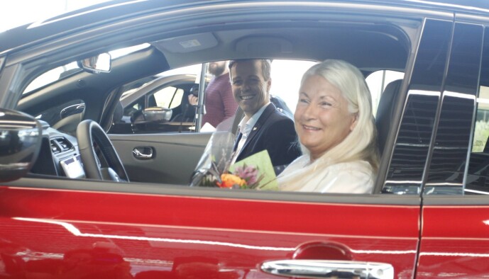 <strong>GLEDENS DAG:</strong> En strålende fornøyd Maria Jansen mottok bilnøklene til den nye bilen fra en like smørblid samferdselsminister Knut Arild Hareide (Krf). Foto: Øystein B. Fossum <strong>GLEDENS DAG:</strong> En strålende fornøyd Maria Jansen mottok bilnøklene til den nye bilen fra en like smørblid samferdselsminister Knut Arild Hareide (Krf). Foto: Øystein B. Fossum