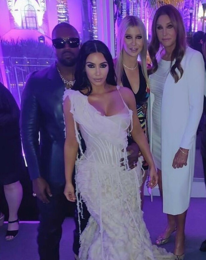 <strong>- MÅ SKILLE:</strong> Caitlyn Jenner angrer ikke på at hun valgte bort den velkjente K-en. Her er hun fotografert med Kanye West, Kim Kardashian og Sophia Hutchins. Foto: Privat <strong>- MÅ SKILLE:</strong> Caitlyn Jenner angrer ikke på at hun valgte bort den velkjente K-en. Her er hun fotografert med Kanye West, Kim Kardashian og Sophia Hutchins. Foto: Privat