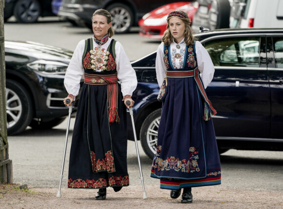 <strong>PÅ KRYKKER:</strong> Prinsesse Märtha Louise ankom Asker kirke på krykker sammen med datteren Leah Isadora. Foto: Vidar Ruud / NTB scanpix <strong>PÅ KRYKKER:</strong> Prinsesse Märtha Louise ankom Asker kirke på krykker sammen med datteren Leah Isadora. Foto: Vidar Ruud / NTB scanpix