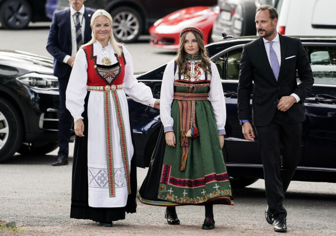 <strong>STOR DAG:</strong> Kronprinsparet og prinsesse Ingrid Alexandra var i godt humør da de ankom Asker kirke. Foto: Vidar Ruud / NTB scanpix <strong>STOR DAG:</strong> Kronprinsparet og prinsesse Ingrid Alexandra var i godt humør da de ankom Asker kirke. Foto: Vidar Ruud / NTB scanpix