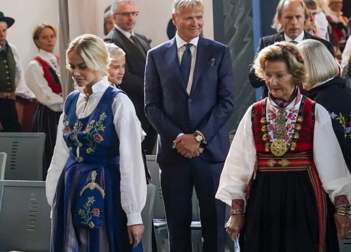 <strong>I KIRKA:</strong> Her ser man dronning Sonja gå ved siden av Marius Borg Høibys kjæreste, Juliane Snekkestad. Foto: Lise Åserud / NTB scanpix <strong>I KIRKA:</strong> Her ser man dronning Sonja gå ved siden av Marius Borg Høibys kjæreste, Juliane Snekkestad. Foto: Lise Åserud / NTB scanpix