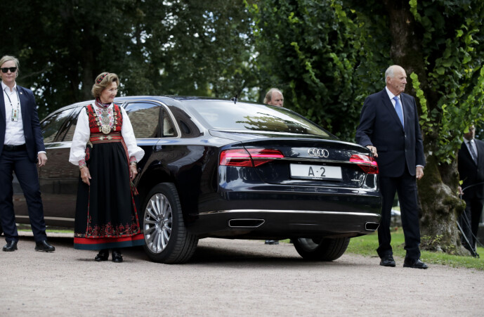 <strong>KJØRT OPP TIL DØREN:</strong> Kongeparet ble kjørt helt opp til døren, mens kronprinsfamilien kom gående.Foto: Vidar Ruud / NTB scanpix <strong>KJØRT OPP TIL DØREN:</strong> Kongeparet ble kjørt helt opp til døren, mens kronprinsfamilien kom gående.Foto: Vidar Ruud / NTB scanpix