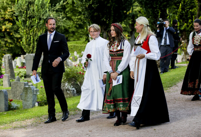 <strong>PÅ VEI TIL FEIRINGEN:</strong> Etter konfirmasjonsgudstjenesten er det duket for en privat feiring på Skaugum. Foto: Vidar Ruud / NTB scanpix <strong>PÅ VEI TIL FEIRINGEN:</strong> Etter konfirmasjonsgudstjenesten er det duket for en privat feiring på Skaugum. Foto: Vidar Ruud / NTB scanpix
