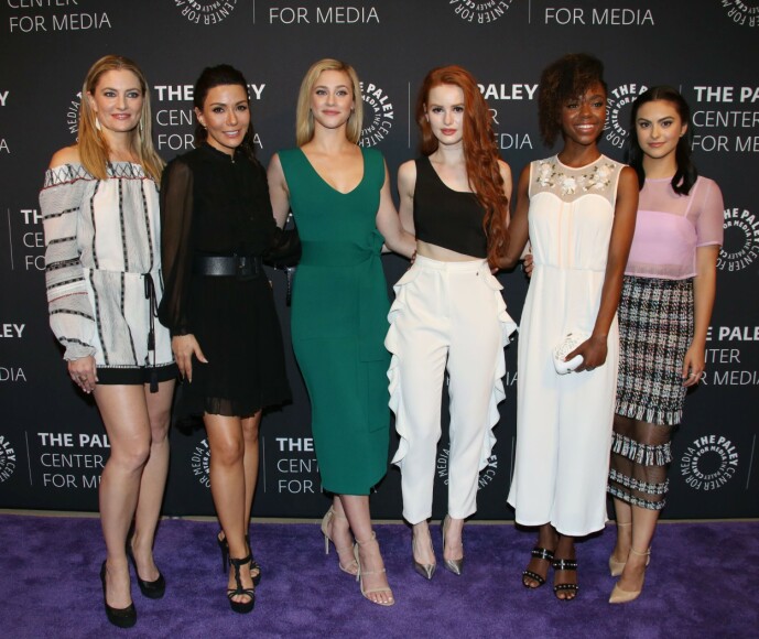<strong>KOLLEGER:</strong> Her er Marisol Nichols avbildet sammen med Madchen Amick, Lili Reinhart, Madelaine Petsch, Ashley Murray og Camila Mendes fra Netflix-serien. Foto: NTB Scanpix <strong>KOLLEGER:</strong> Her er Marisol Nichols avbildet sammen med Madchen Amick, Lili Reinhart, Madelaine Petsch, Ashley Murray og Camila Mendes fra Netflix-serien. Foto: NTB Scanpix
