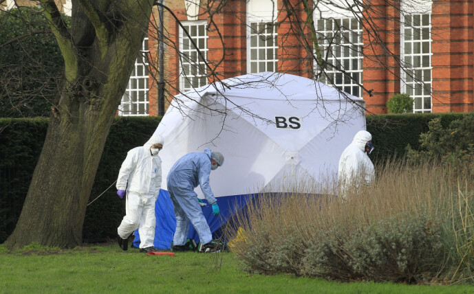 <strong>ERKLÆRT DØD:</strong> Mannen som satte fyr på seg selv utenfor Kensington Palace ble erklært død. Foto: NTB Scanpix <strong>ERKLÆRT DØD:</strong> Mannen som satte fyr på seg selv utenfor Kensington Palace ble erklært død. Foto: NTB Scanpix