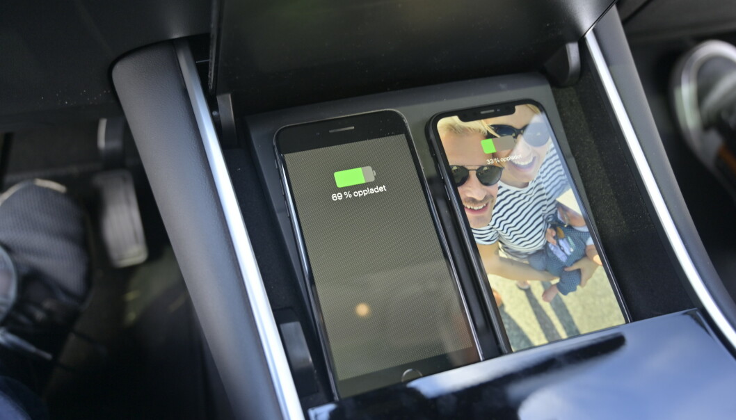 <strong>TO LADERE:</strong> Det er nesten komisk at tekno-bilen ikke har hatt trådløs lading før nå. Men når den først får det, lader den to telefoner samtidig. Foto: Rune M. Nesheim <strong>TO LADERE:</strong> Det er nesten komisk at tekno-bilen ikke har hatt trådløs lading før nå. Men når den først får det, lader den to telefoner samtidig. Foto: Rune M. Nesheim