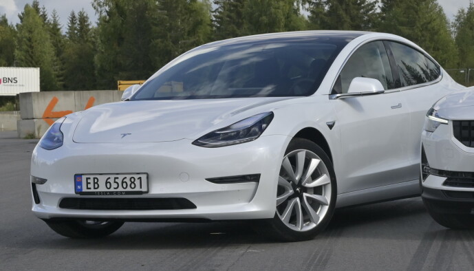 <strong>BLITT NORMAL:</strong> Vi har klart å venne oss til at biler ikke lenger har grill. Model 3 er ikke like harmonisk i designen som storebror S. Foto: Rune M. Nesheim <strong>BLITT NORMAL:</strong> Vi har klart å venne oss til at biler ikke lenger har grill. Model 3 er ikke like harmonisk i designen som storebror S. Foto: Rune M. Nesheim