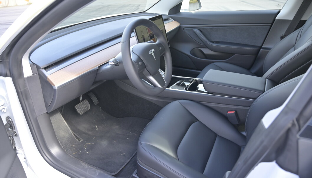 <strong>RENT:</strong> Det ser nesten ut som man mangler noe når man kommer inn i Tesla. Det er vanskelig å gjøre det renere enn dette. Selv ventilasjonsdysene er gjemt. Foto: Rune M. Nesheim <strong>RENT:</strong> Det ser nesten ut som man mangler noe når man kommer inn i Tesla. Det er vanskelig å gjøre det renere enn dette. Selv ventilasjonsdysene er gjemt. Foto: Rune M. Nesheim