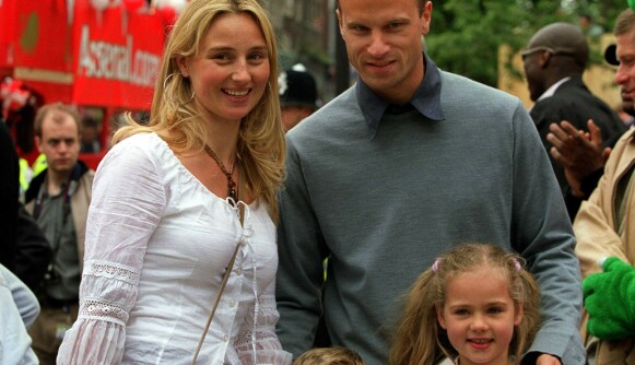 <strong>BERØMT FAR:</strong> En seks år gammel Estelle nede til høyre, sammen med med pappa Dennis og mor Henrietta i Islington, hvor Arsenals Premier League-seier ble feiret. Foto: NTB Scanpix. <strong>BERØMT FAR:</strong> En seks år gammel Estelle nede til høyre, sammen med med pappa Dennis og mor Henrietta i Islington, hvor Arsenals Premier League-seier ble feiret. Foto: NTB Scanpix.