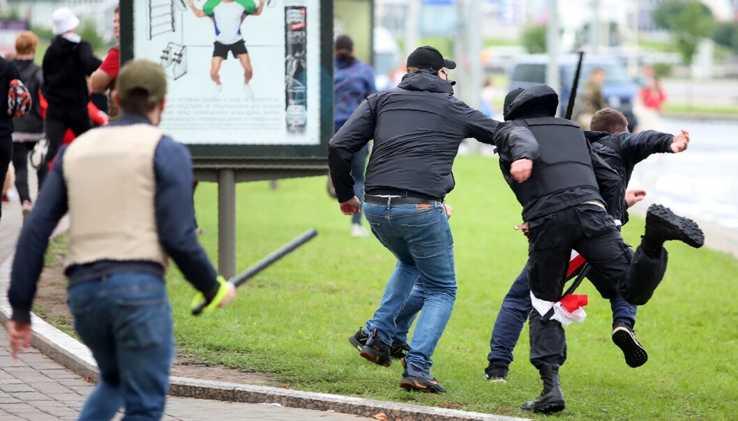 <strong>BATONG-MENN:</strong> Flere bilder fra Minsk i dag viser uidentifiserte menn med vester og batonger som jager demonstranter. Foto: TUT.BY / AFP / NTB scanpix <strong>BATONG-MENN:</strong> Flere bilder fra Minsk i dag viser uidentifiserte menn med vester og batonger som jager demonstranter. Foto: TUT.BY / AFP / NTB scanpix