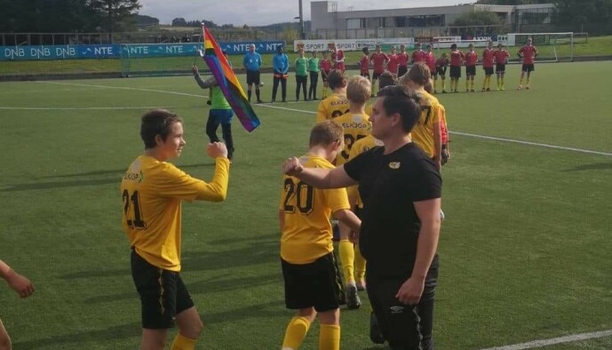 <strong>HYLLET:</strong> Jon Espen Austmo ble hyllet av klubb og spillere etter at han i vår sto fram som homofil. Foto: Privat <strong>HYLLET:</strong> Jon Espen Austmo ble hyllet av klubb og spillere etter at han i vår sto fram som homofil. Foto: Privat