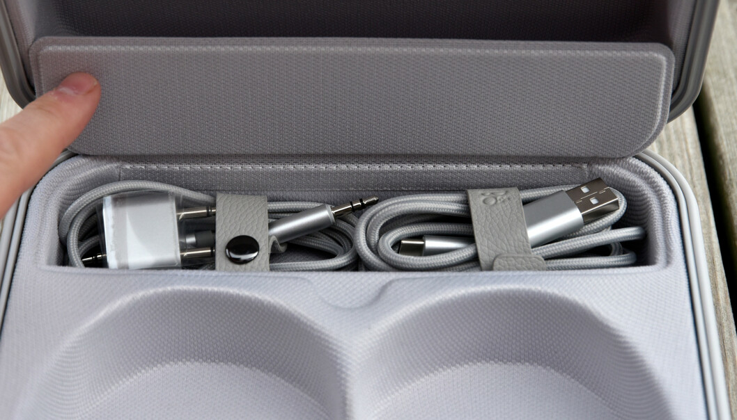 <strong>EKSTRA PLASS:</strong> Under denne luka finner du kabler og adapter til underholdningen på flyet. Foto: Pål Joakim Pollen <strong>EKSTRA PLASS:</strong> Under denne luka finner du kabler og adapter til underholdningen på flyet. Foto: Pål Joakim Pollen