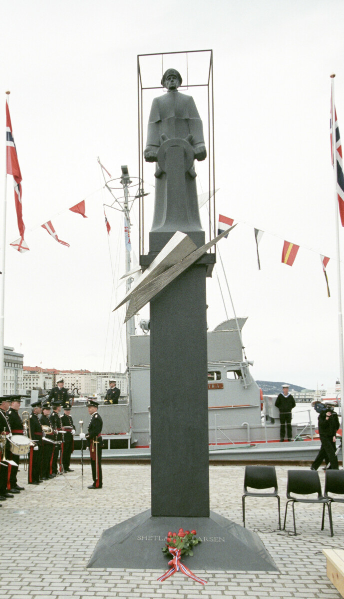 <strong>HEDRES:</strong> Monumentet over Leif Andreas Larsen er laget av kunstner Knut Steen og er plassert på Torgutstikkeren i Bergen. Kronprins Haakon avduket monumentet i 1995. Foto: Morten Hval NTB Scanpix <strong>HEDRES:</strong> Monumentet over Leif Andreas Larsen er laget av kunstner Knut Steen og er plassert på Torgutstikkeren i Bergen. Kronprins Haakon avduket monumentet i 1995. Foto: Morten Hval NTB Scanpix