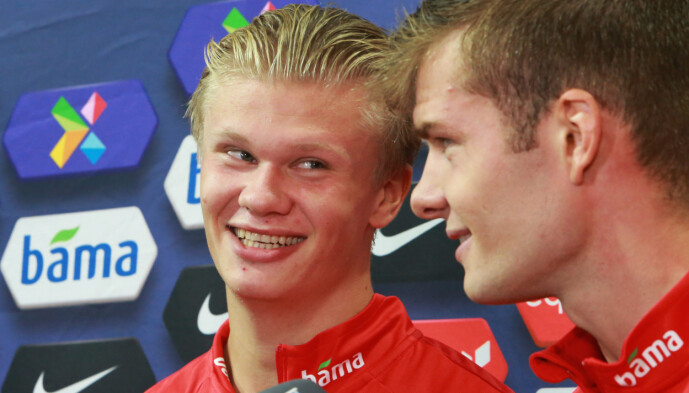 <strong>NORSKE SMIL:</strong> Erling Braut Haaland smiler bredt mot spissmakker Alexander Sørloth i intervjusituasjon etter kampen. Foto: Paul McErlane / NTB scanpix <strong>NORSKE SMIL:</strong> Erling Braut Haaland smiler bredt mot spissmakker Alexander Sørloth i intervjusituasjon etter kampen. Foto: Paul McErlane / NTB scanpix